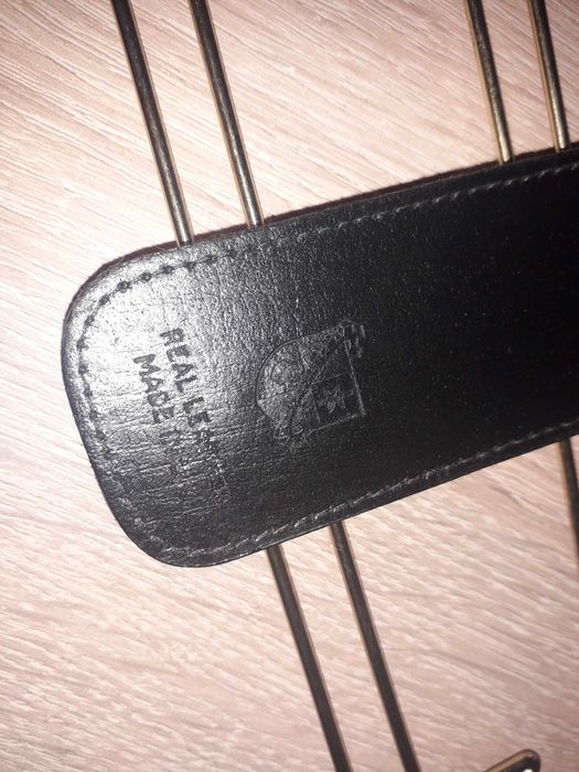 Wieszak na krawaty, drewno, skóra naturalna.