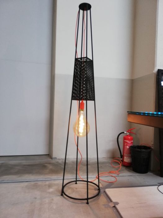 Lampa stalowa czarna - pomysł na prezent