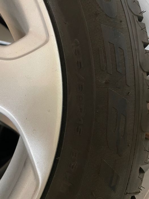 Jantes originais Toyota com pneus