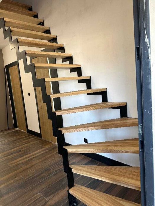 Schody na konstrukcji metalowej