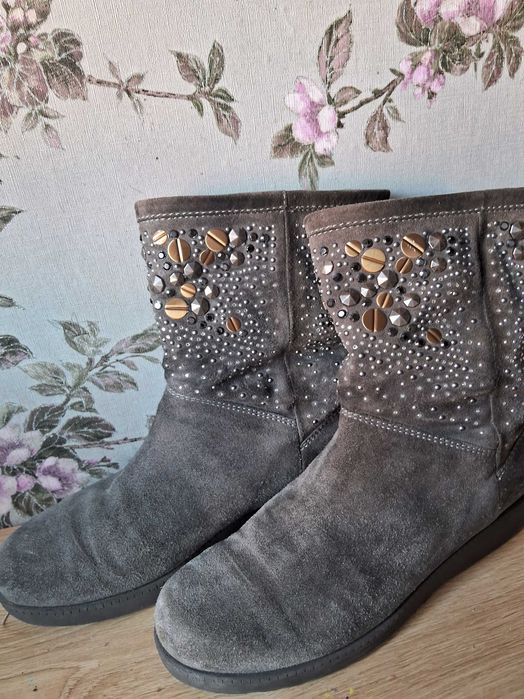 Замшеві демісезонні чобітки з оздобленням стиль і комфорт