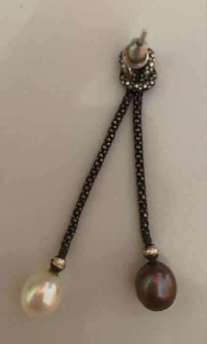 Продам дві сережки із натуральними перлинами - біла і чорна