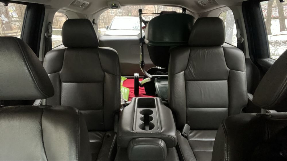 Honda Odyssey 2011 року 3,5(бензин)максимальна комплектація