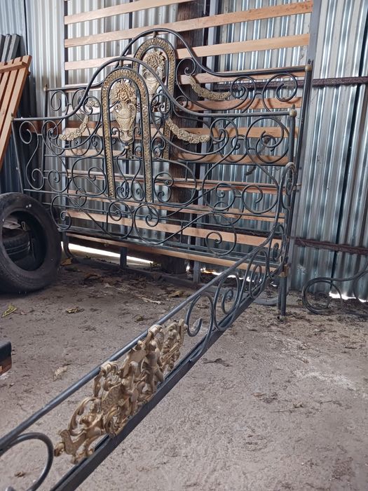 Cama de ferro antiga