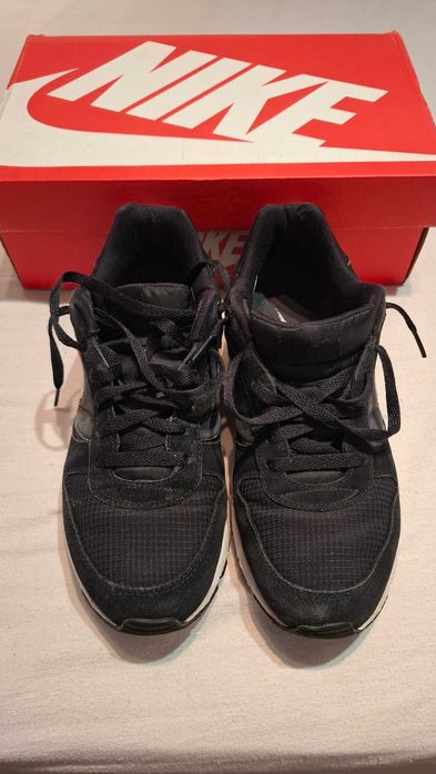 Buty sportowe do turystyki marki Nike