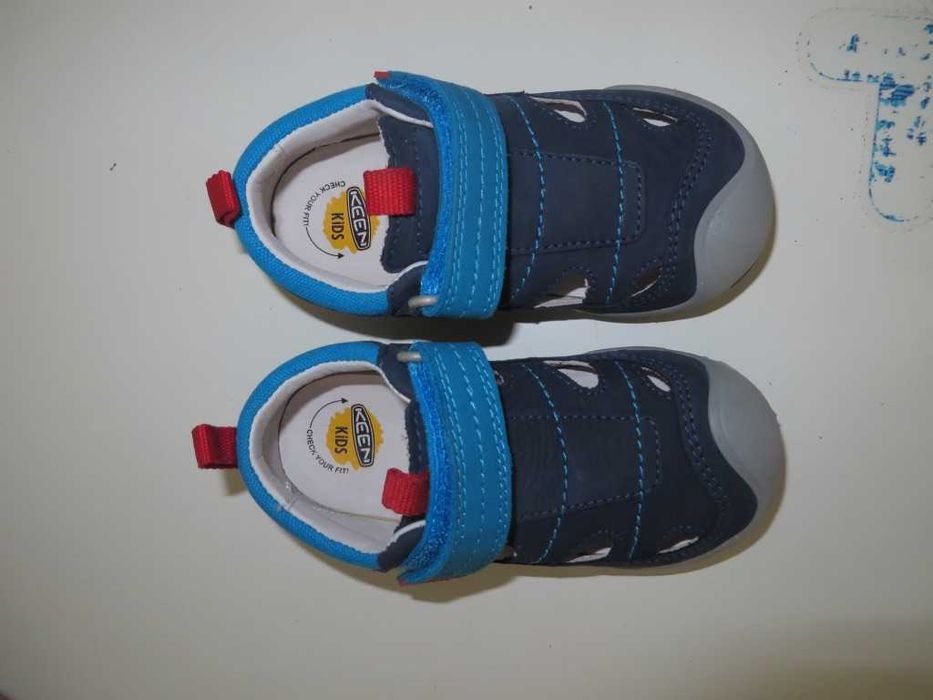 Sandálias Keen primeiros passos, tamanho 23