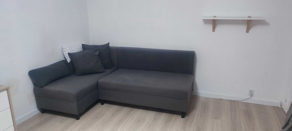 duży pokój z balkonem w mieszkaniu na mokotowie