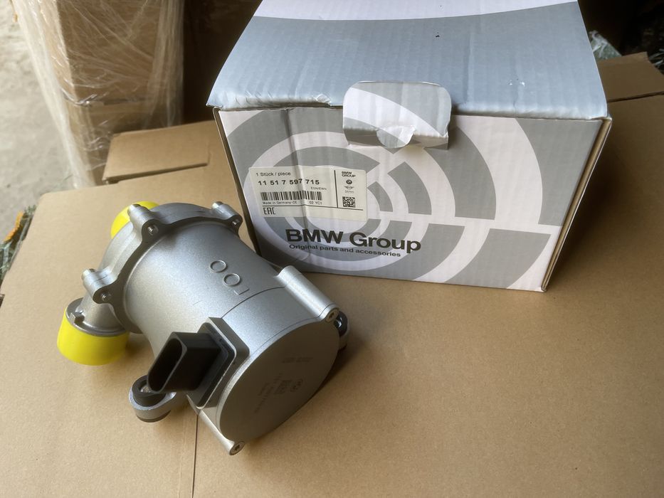 Водяна помпа охолодження BMW  N20 F10 F30 X1 X3  09-17 11517597715