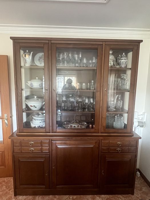 Móvel com cristaleira