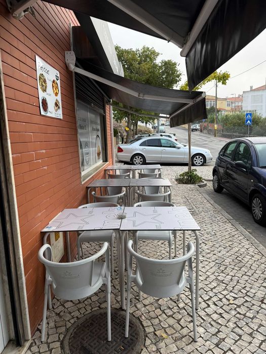 Vende-se Loja Comercial com Café/Snack-Bar em Funcionamento e Licença de Restauração e Bebidas