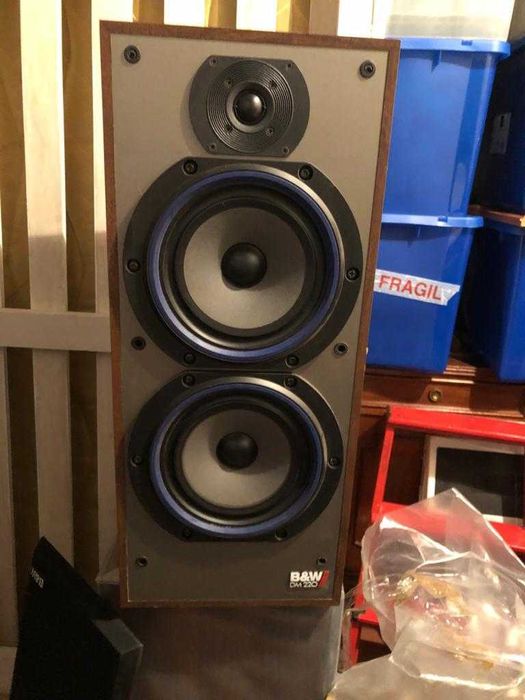 Duas colunas de som de excelente qualidade , marca B&W