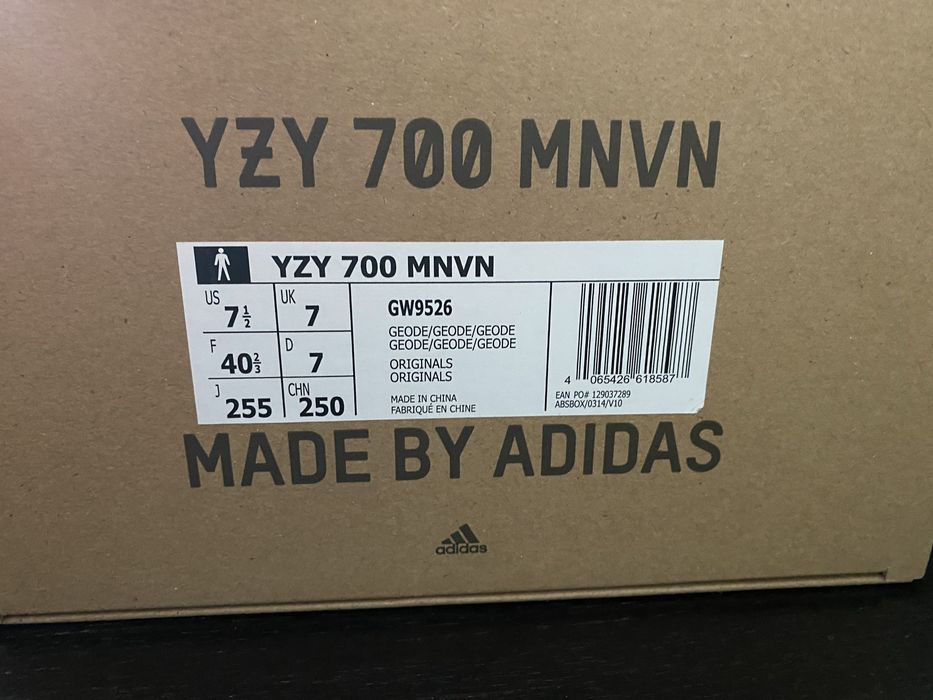 Yeezy 700 r. 40 2/3