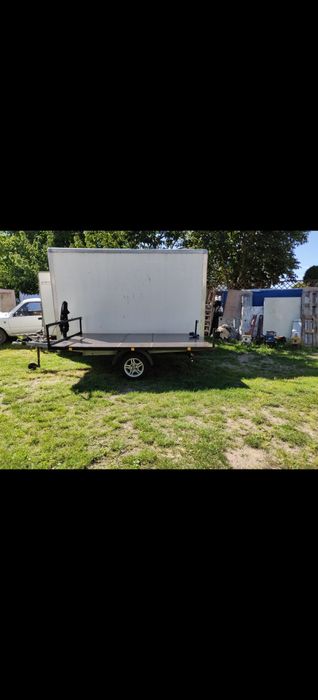 Przyczepka z hamulcem platforma