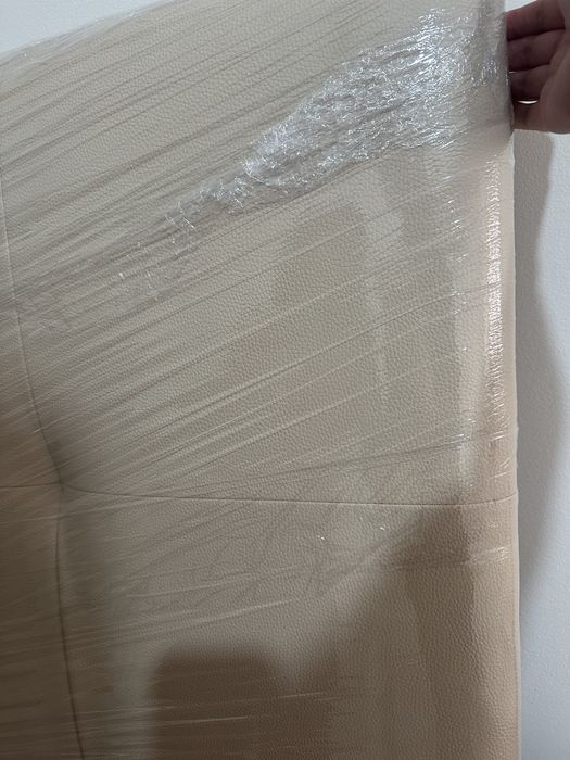 Cabeceira de cama bege em napa