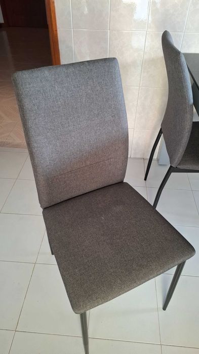 Mesa com tampo de vidro e cadeiras