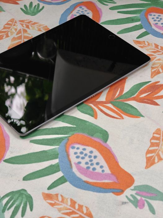 Jak nowy Apple iPad A2429 128GB SSD, oryginalny ładowarka, stan bardzo dobry