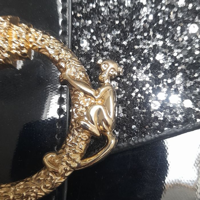 Mała lakierowana torebka kopertowka