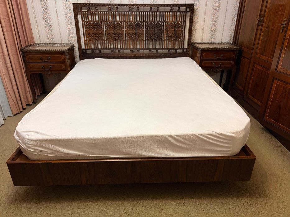Mobília de Quarto Vintage em Pau Santo: Cama de Casal + Cadeira Trabalhada