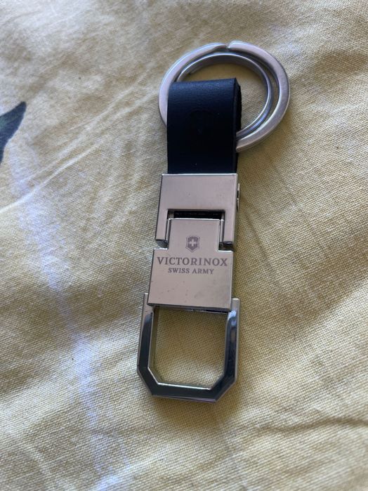 Брелок- карабин Victorinox. Натуральная кожа.  Новый