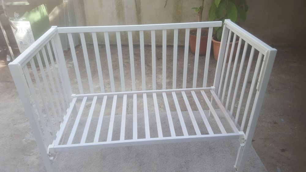 Cama  para  bebês  em madeira