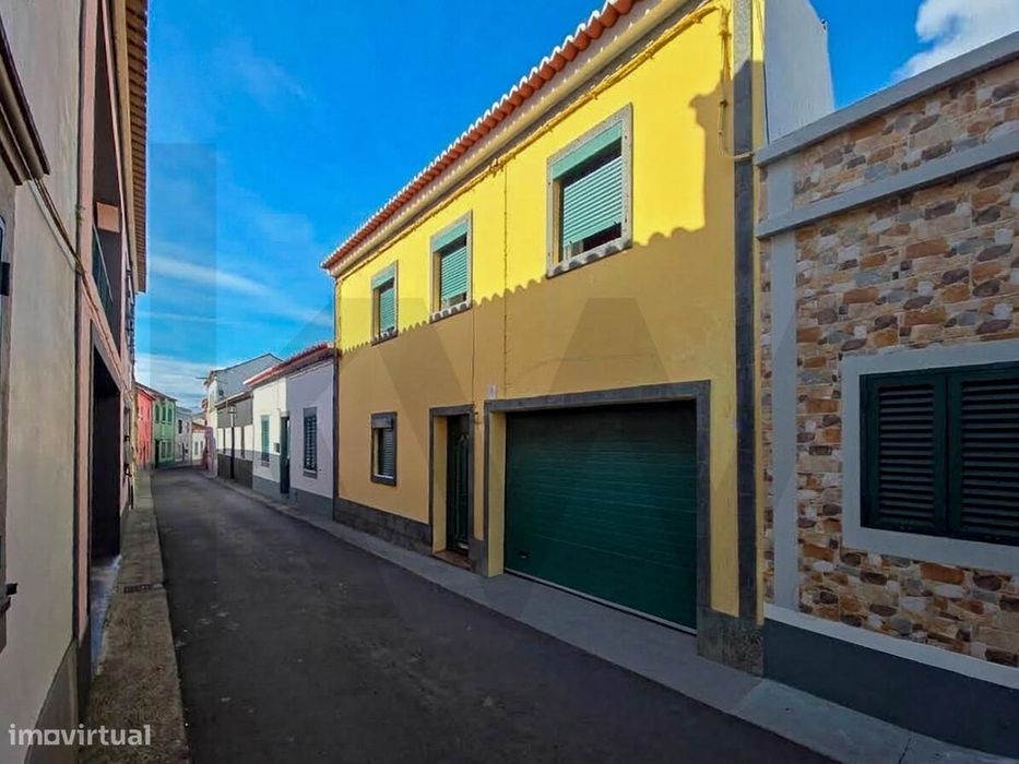 Moradia T2+1 com Garagem, localizada na Ribeirinha, concelho da Ribeir