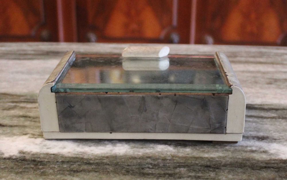 Caixa de tabaco de madeira com aplicações em prateado e madrepérola.