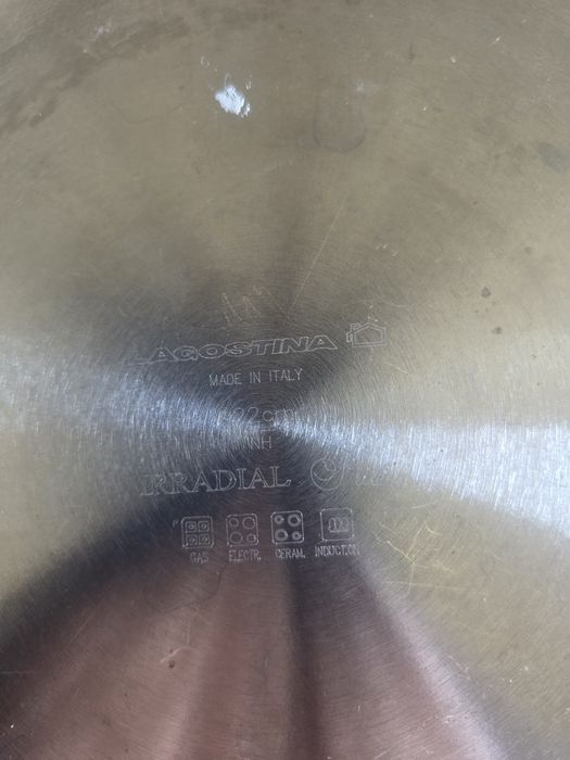 2 panelas - 23 diâmetro - 1 delas Lagostina