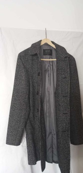 Elegancki płaszcz męski w kratę.