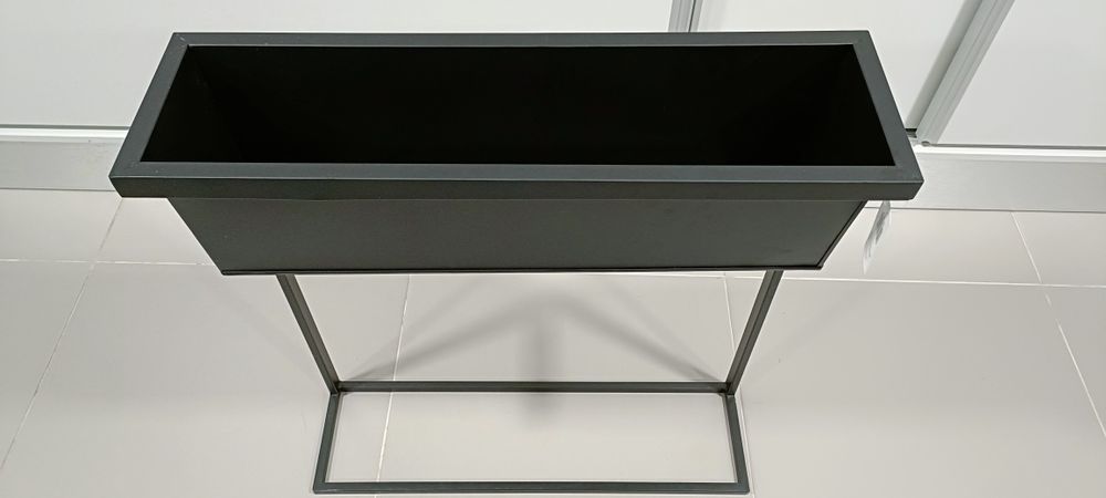 Floreira preta em metal