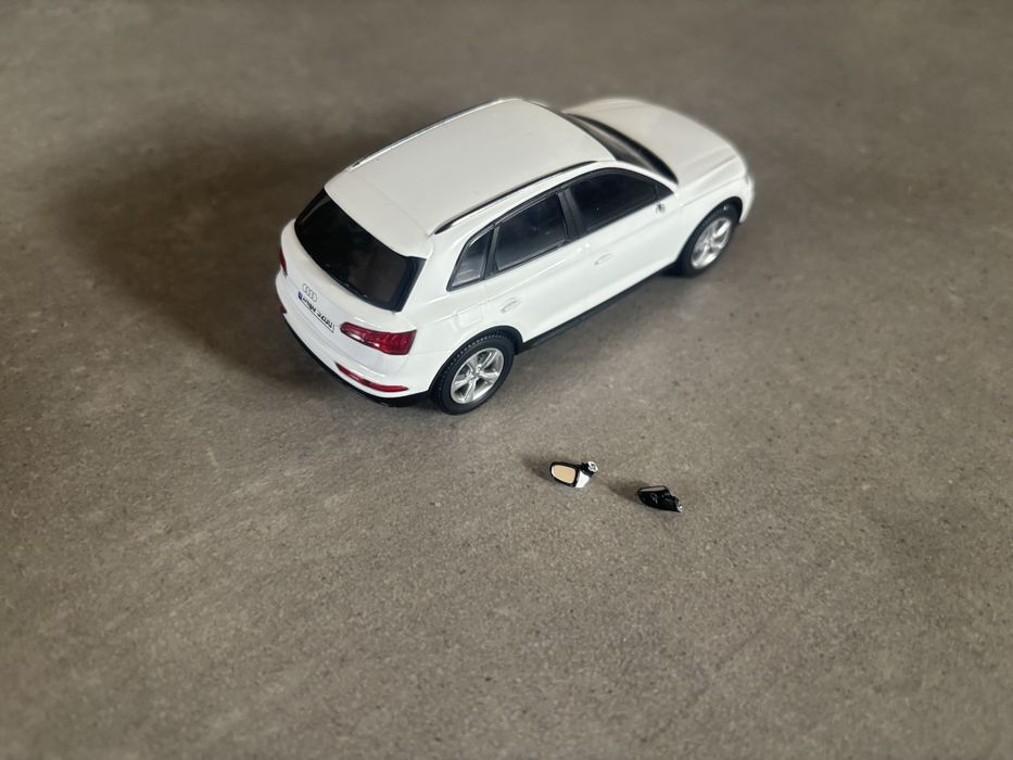 Model iScale skala 1/43 Audi Q5 uszkodzony