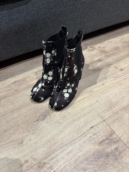 Czarne buty na obcasie w kwiaty H&M 37