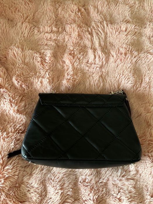 Mala em pele com alça de corrente deslizante