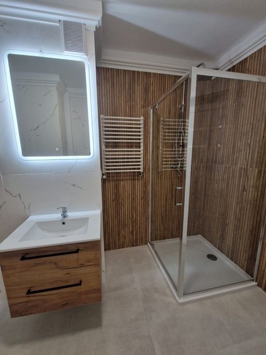 Remont łazienki, układanie płytek.