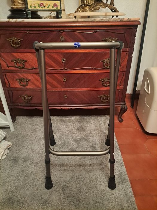 Andarilho fixo em alumínio regulável, excelente estado