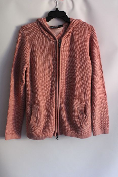 Sweter z kapturem kolorze brudnego różu