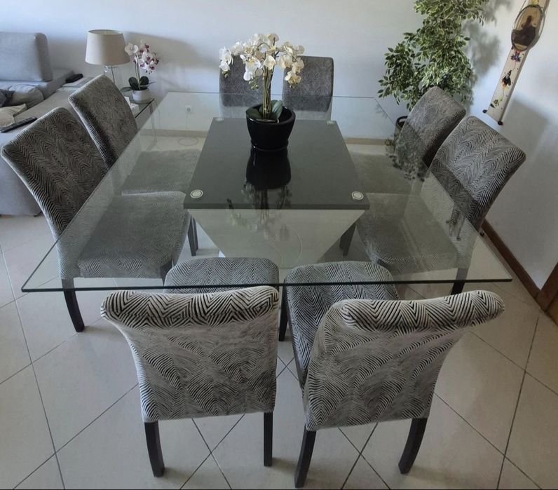 Mesa de jantar quadrada com 8 cadeiras