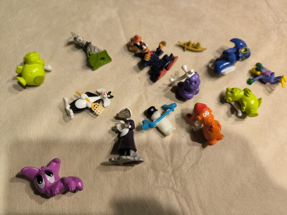 12 zabawek z jajek niespodzianek