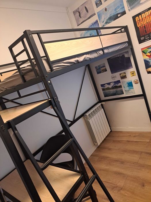Cama de solteiro "beliche" aérea com secretária.