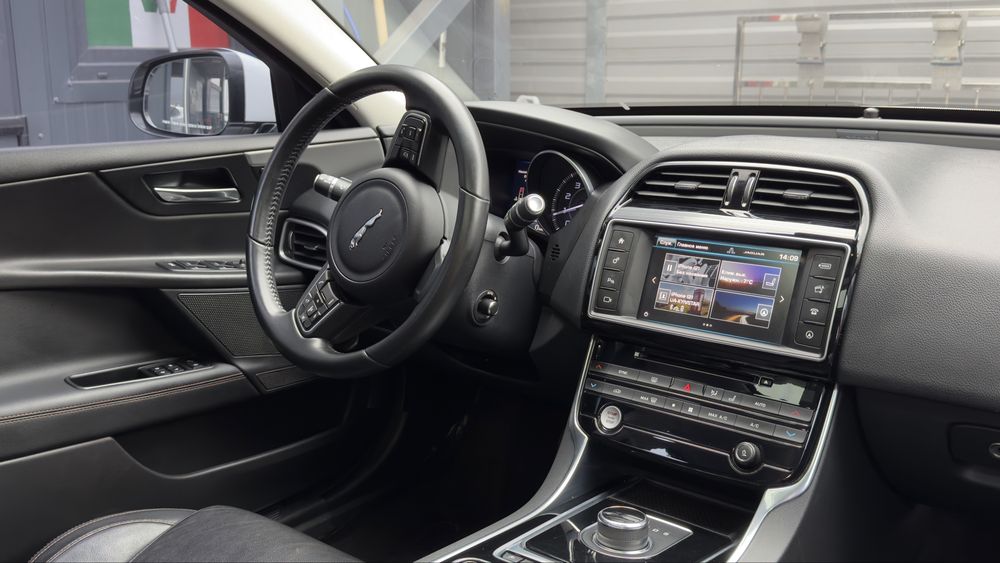 Jaguar XE, Prestige 2015