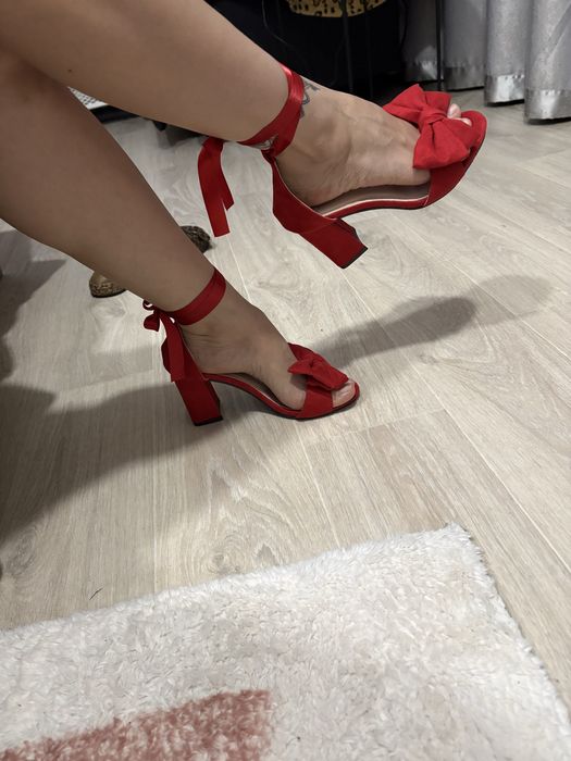 Босоніжки червоні замшеві