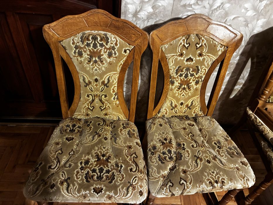 Tapicerowane drewniane krzesła