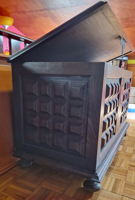 Arca de madeira castanha