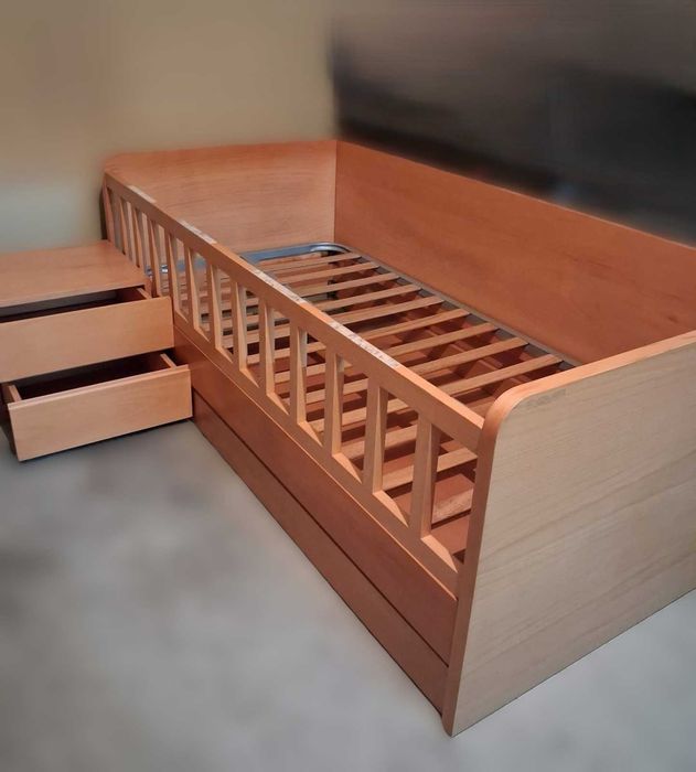 Cama individual com arrumação+mesa de cabeceira