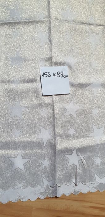 Piękny obrus biało zloty, mieniący się, w gwiazdki