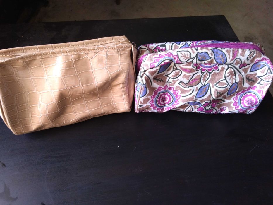 2 necessaires impecaveis semi novos