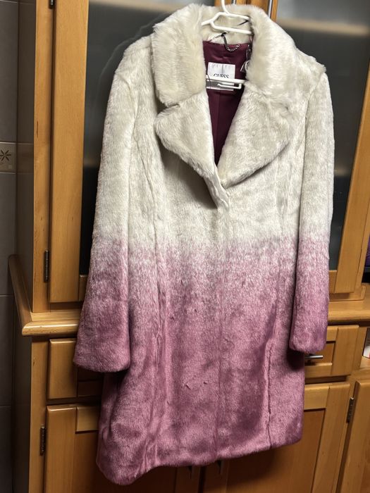 Casaco de pelo branco e rosa