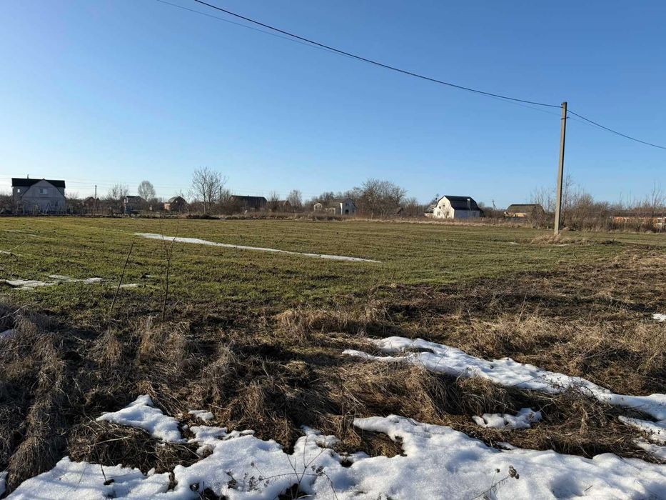 Продам ділянку в смт Літин .Рівна під житлову забудовуПоруч світло газ