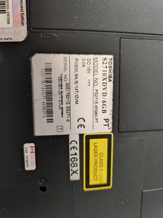 Vários computadores portáteis