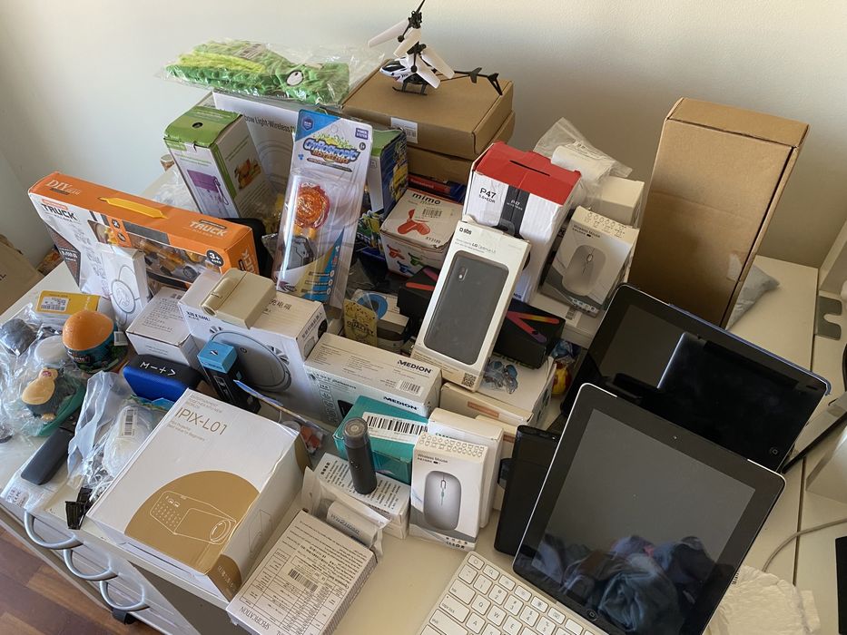 Vários produtos de tecnologia e Brinquedos