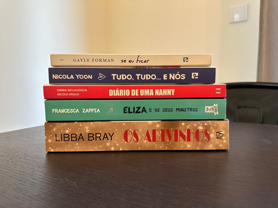 Livros em português e em inglês